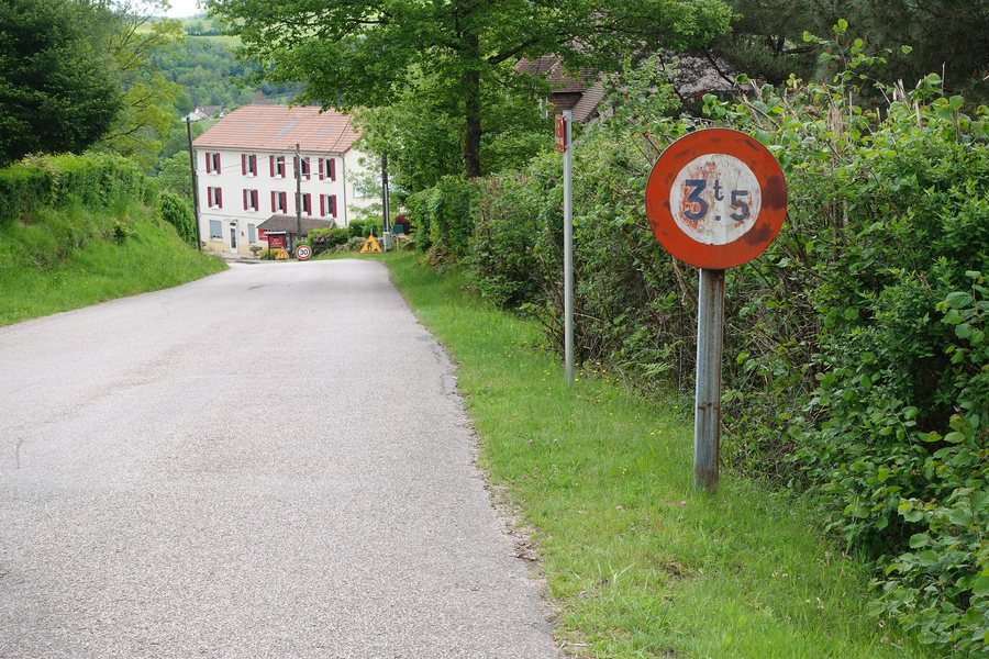 File:Panneau B13 d'avant 1974 à Moux-en-Morvan.jpg