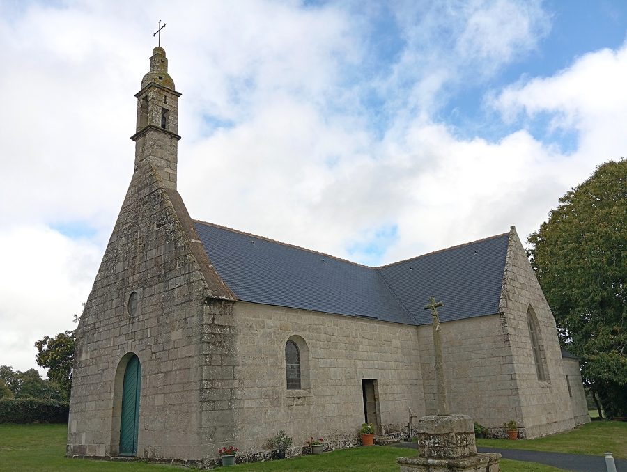 Exterior view of the Notre-Dame-de-Grâces chapel in Pluguffan