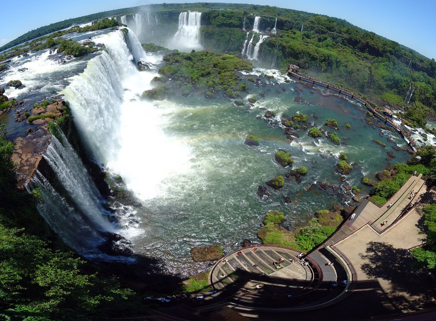 Panorama der Iguazú-Wasserfälle in Misiones, Argentinien