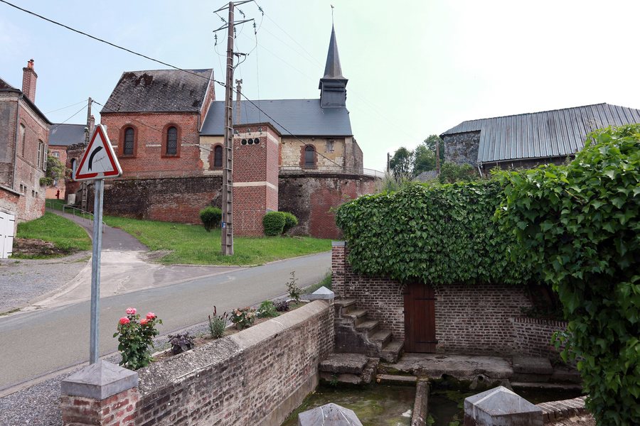 File:Proisy — Le lavoir et l'église Saint Martin.jpg