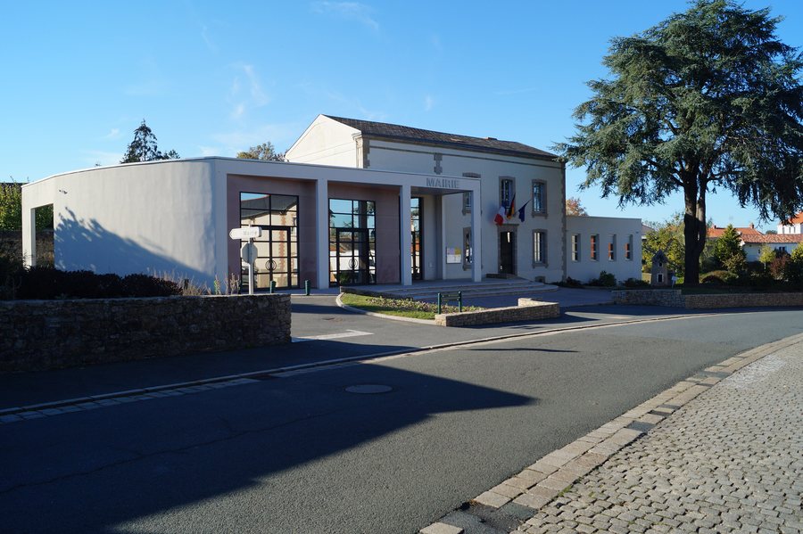 File:Mairie de La Verrie (vue 1, Éduarel, 26 octobre 2018).jpg