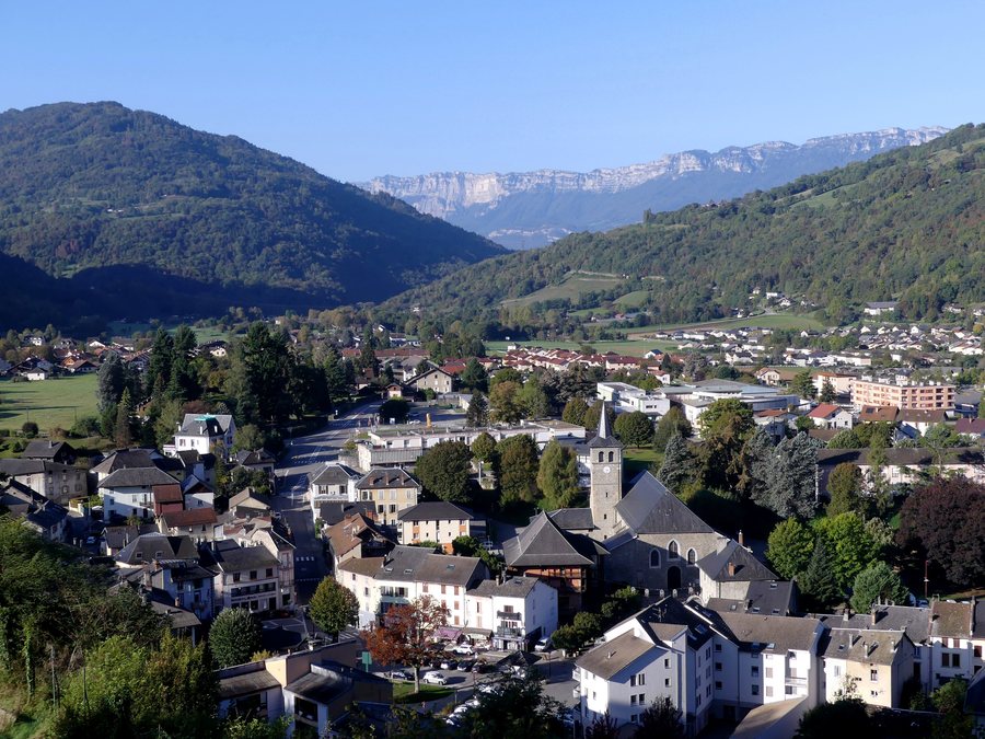 File:Centre de La Rochette depuis le château au matin (octobre 2023).JPG