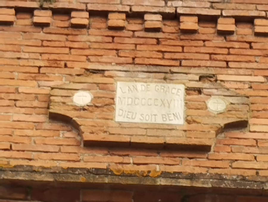 File:Inscription au dessus de l'entrée de l'Église Notre-Dame-de-la-Nativité de Loubéjac.jpg