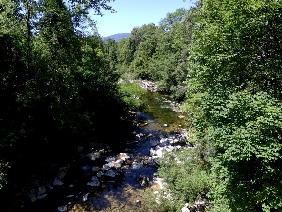 File:Guiers Vif à Saint-Christophe entre Isère et Savoie (été 2022).JPG