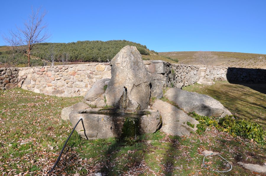 File:Hoyos del Espino-Fuente del santuario.jpg