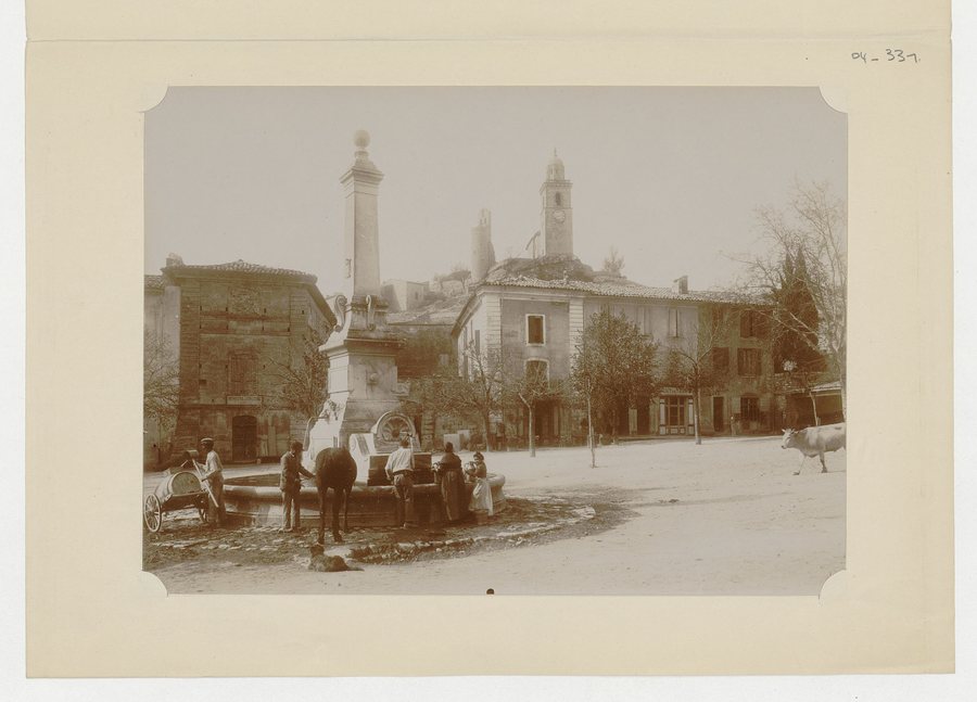 File:Commune de Reillanne (personnages sur la place du village) - Perrot - btv1b10700343q.jpg