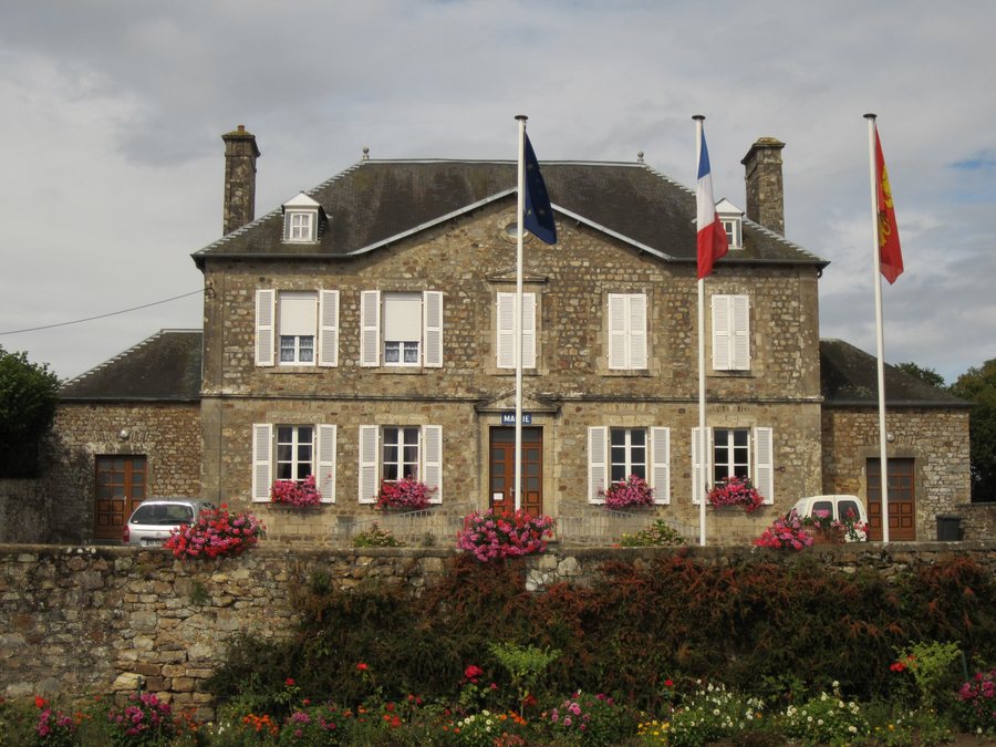 File:Varenguebec - Mairie.JPG