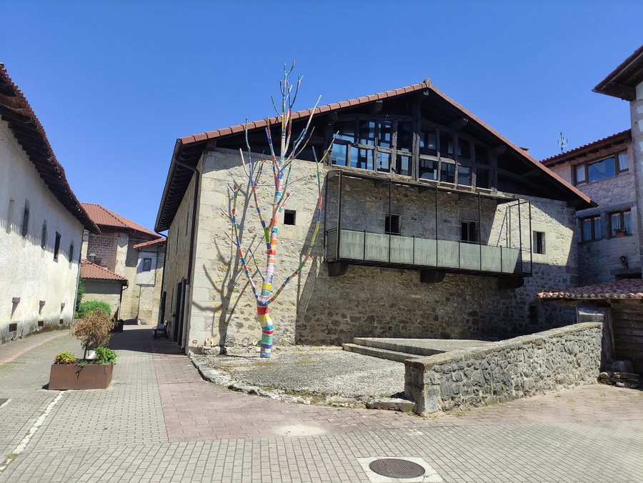 File:Biblioteca Pública de Lekunberri - Mitxausenea 2.jpg