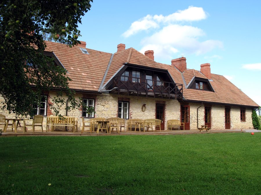 Gebäude des ehemaligen Gutshofs Kārļamuiža in Kārļi