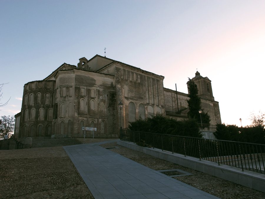 File:Madrigal de las Altas Torres - Santa Maria del Castillo (6827731732).jpg