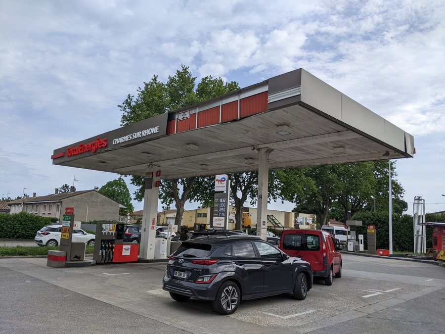 File:Station essence TotalEnergies de Charmes-sur-Rhône (avr 2023).jpg