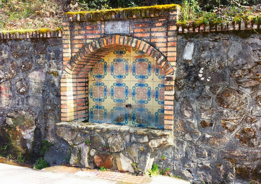 File:Fuente de los Chaparejos, Barrado. España.jpg