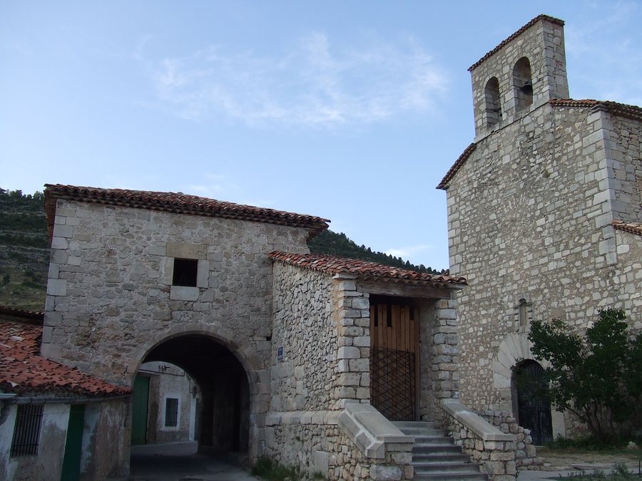 File:Iglesia y Plaza de Poyatos (Cuenca) 2.jpg