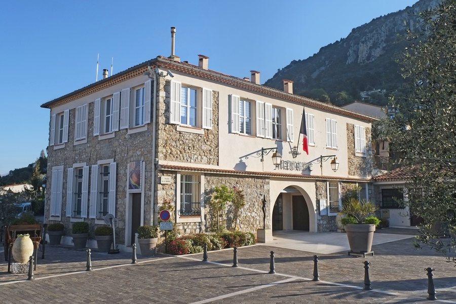 File:La mairie de Castagniers.jpg