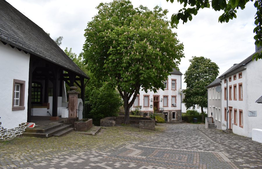 File:Bescheid, Dhrontalstraße 20260516.jpg