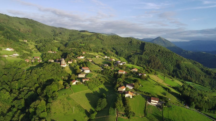 File:Gaztelu (Gipuzkoa) airetik 2.jpg