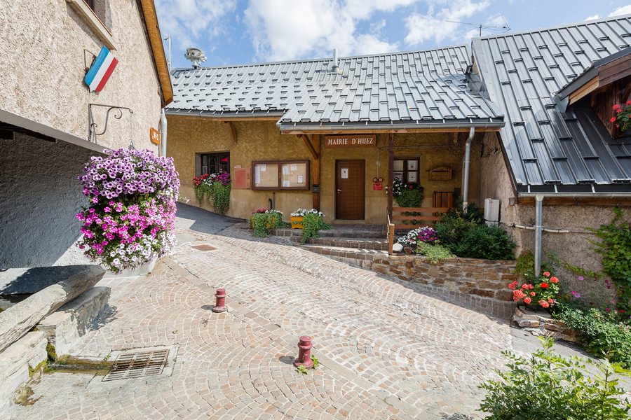 File:Mairie, Huez, France.jpg