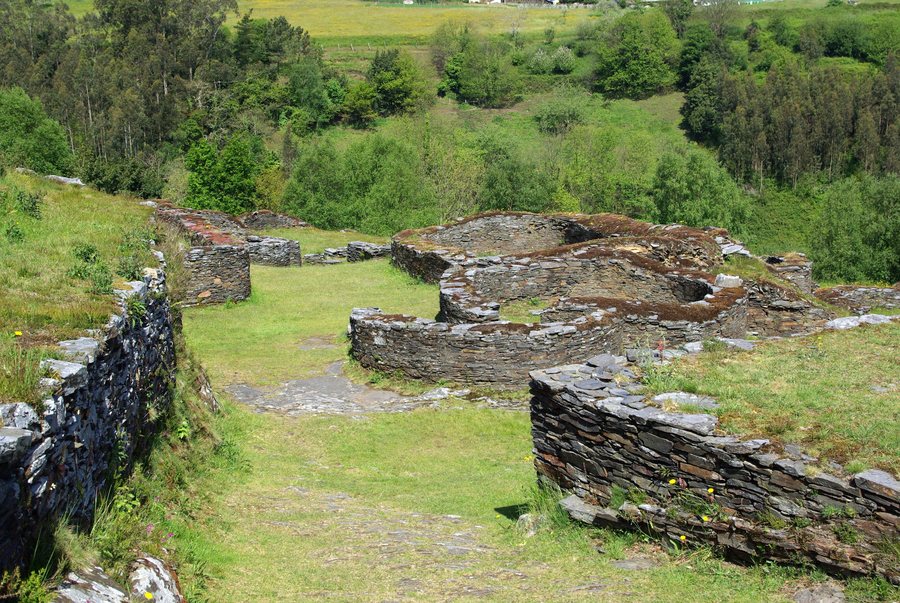 File:Castro de Coaña 01 by-dpc.jpg