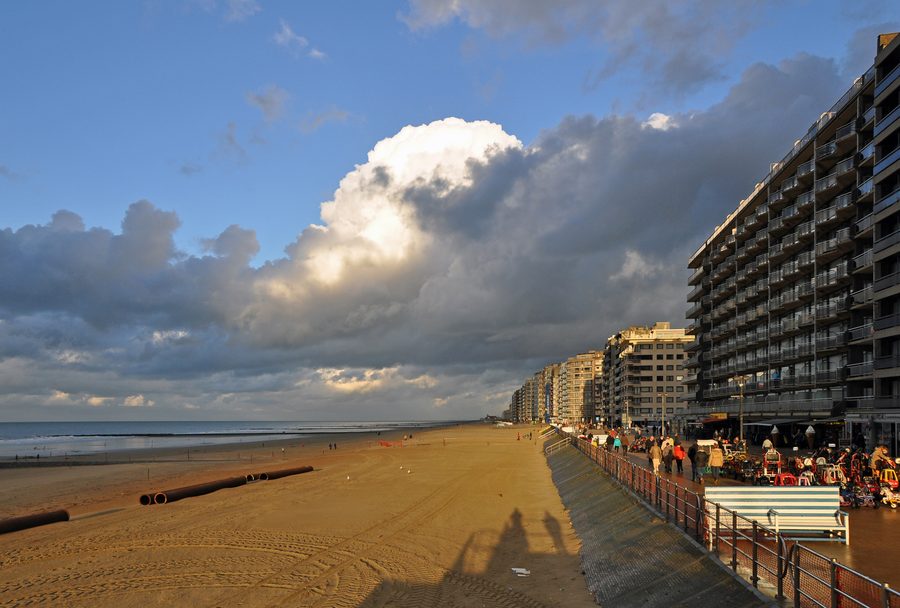 Sandstrand von Westende an der belgischen Nordseeküste
