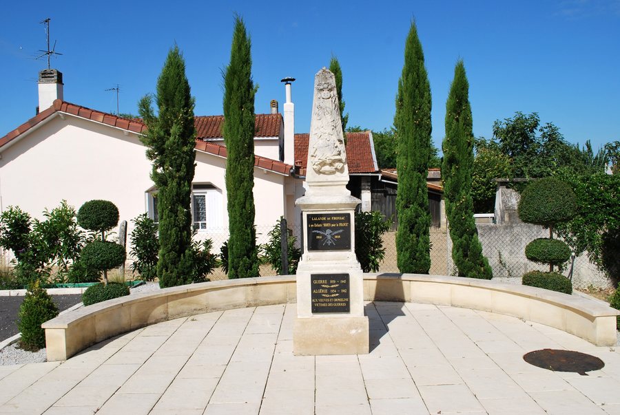 File:La Lande-de-Fronsac Monument aux morts a.JPG