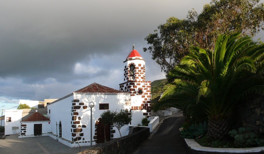 File:Iglesia de San Pedro.El Mocanal.El Hierro.JPG