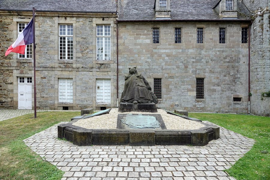 File:Monument aux morts des Première et Seconde Guerres mondiales (Tréguier).jpg