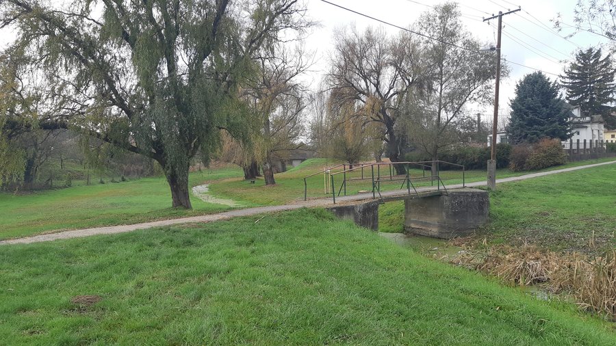 File:Őcsény Báta-part és gyalogoshíd.jpg