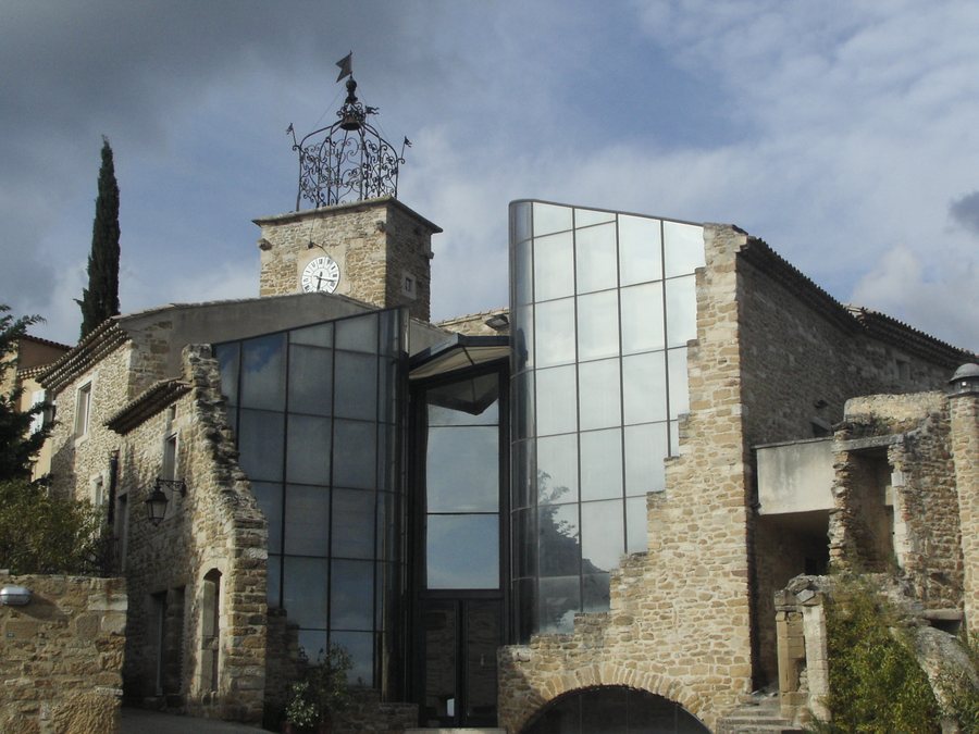 File:Le Vialle de GRILLON et son beffroi.JPG