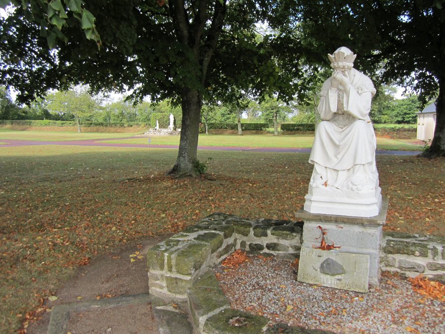 File:Chapelle de Notre-Dame de la Salette de Vindefontaine - Statue dans le sanctuaire.JPG