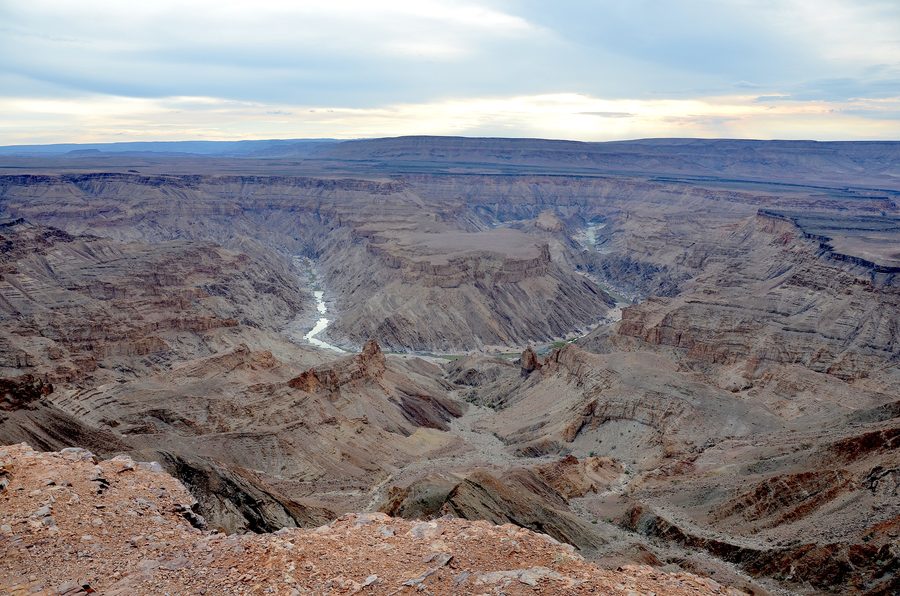 Fish River Canyon in Namibia mit weitläufiger Canyonlandschaft