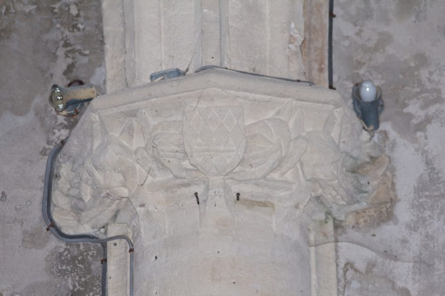 Chapiteau armorié dans la nef de l’église Saint-Vincent de Réaux, Charente-Maritime