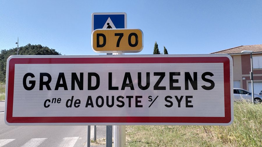 File:Aouste-sur-Sye - Grand Lauzens - Panneau d’agglomération.jpg
