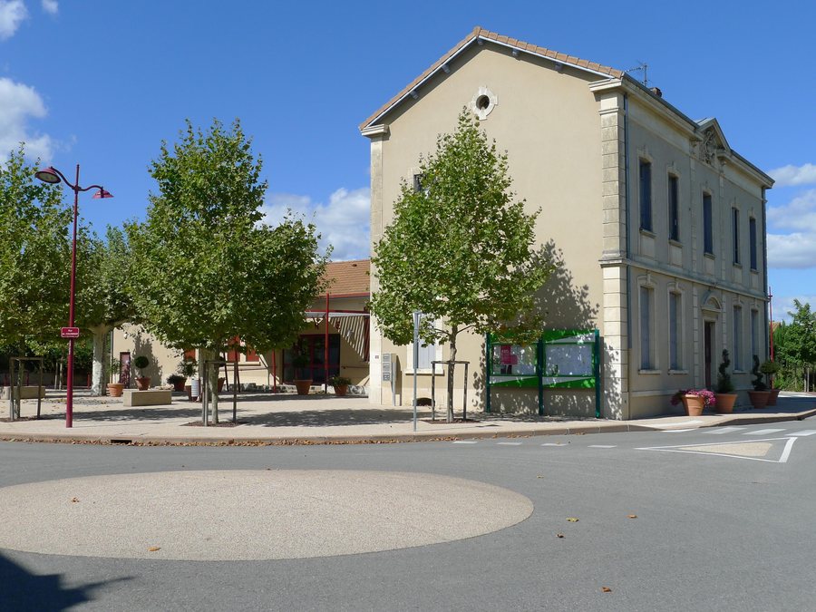 File:Mairie Saint-Paul-lès-Romans 2012-08-26-011.jpg