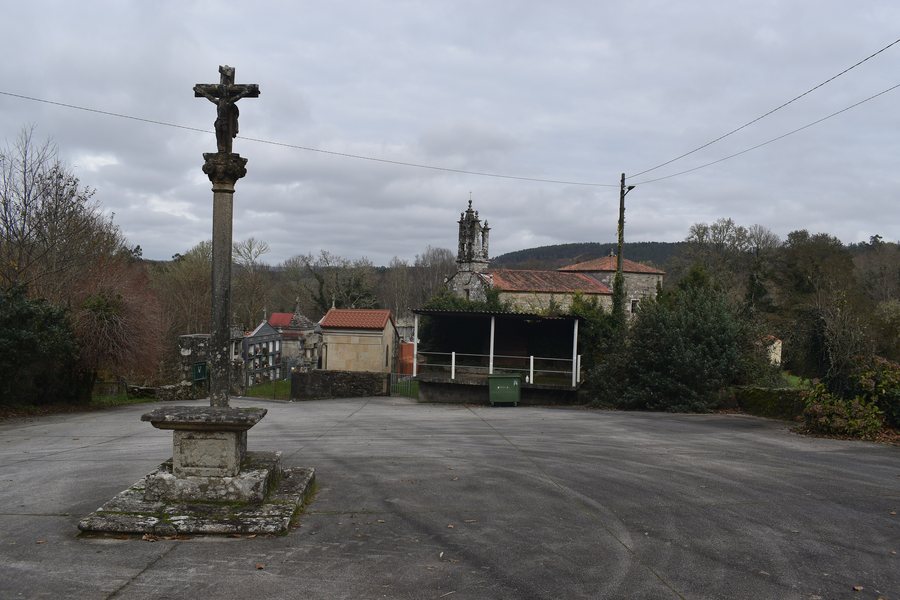 File:Adro da igrexa de Santa María de Folgoso (Cerdedo-Cotobade).jpg