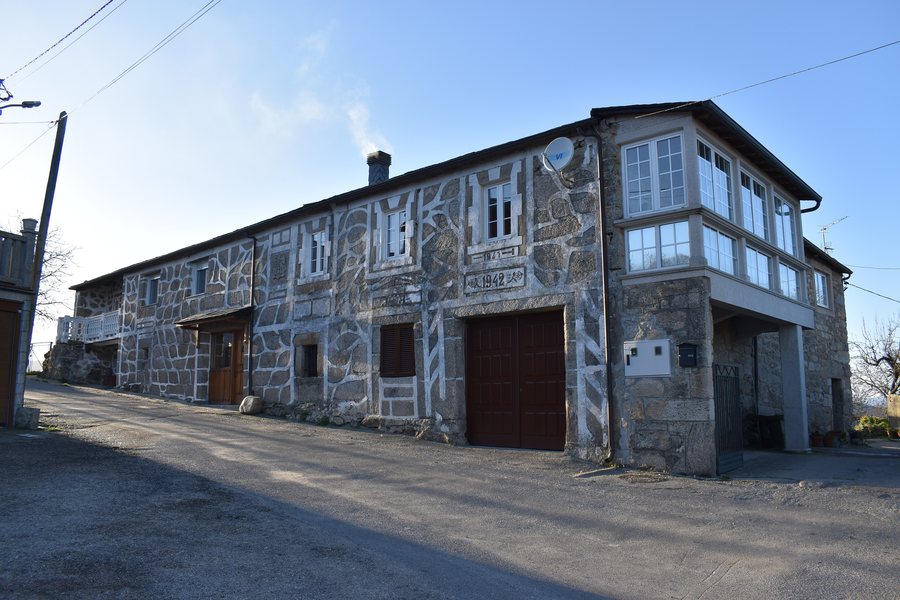 File:Casa con esgrafiados en Cambela, O Bolo.jpg