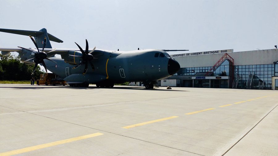 File:Airbus A400M sur l'aéroport de Lorient (France).jpg