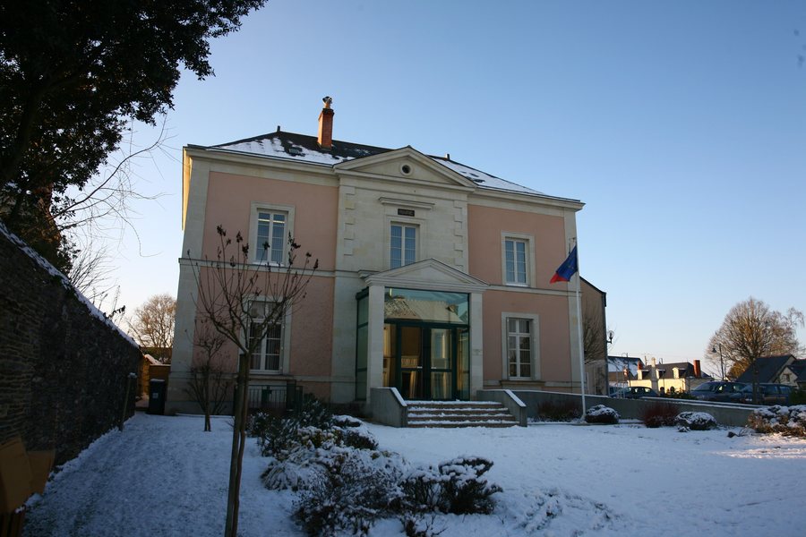 File:Brain-sur-l-authion-MAIRIE.JPG