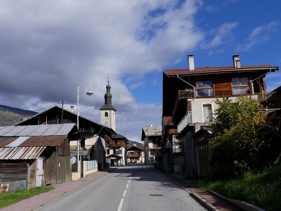 File:RD 220 traversant Mâcot-la-Plagne (novembre 2022).JPG