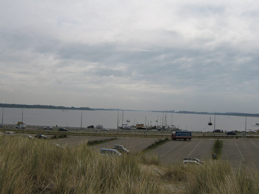 Het Veerse Meer nabij Vrouwenpolder, met polderlandschap in Zeeland