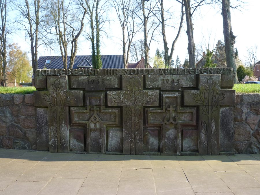 Kriegerdenkmal im Eingangsbereich der Vicelinkirche in Pansdorf, Ratekau