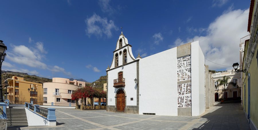 File:Plaza de España - Iglesia San Miguel Arcángel - Tazacorte 01.jpg