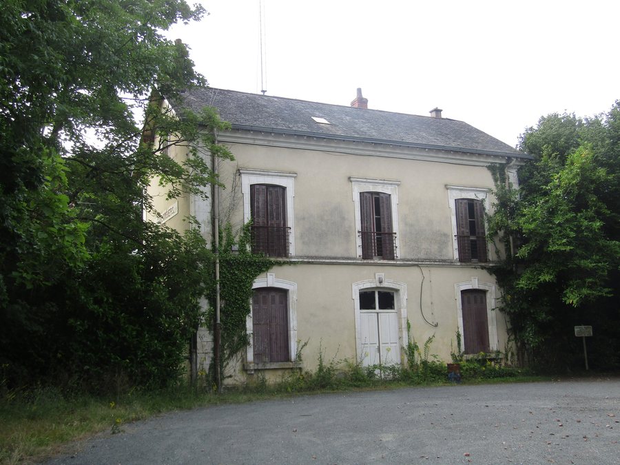 File:Gare de Coulombiers 2021.jpg