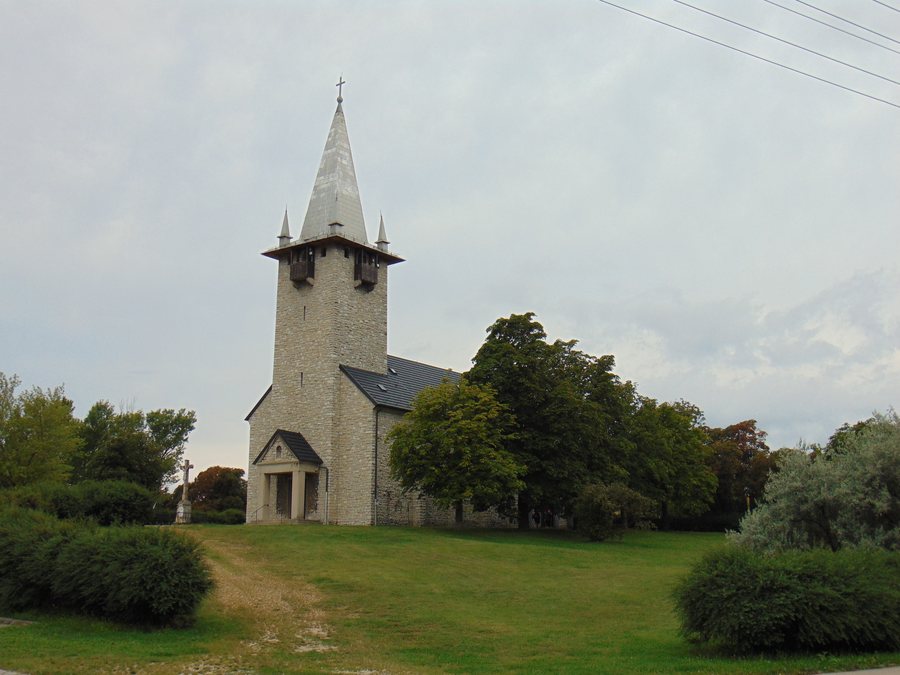 File:Pétfürdő temploma a központ felől nézve.jpg