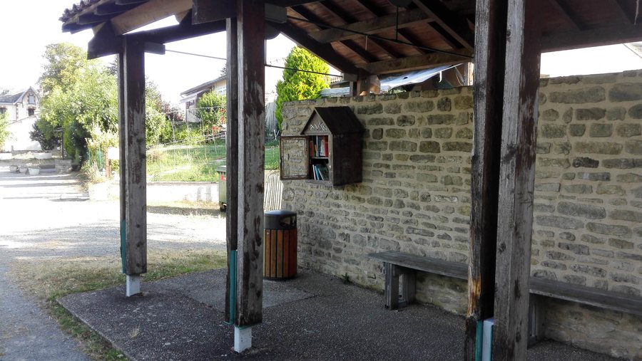 File:Saint-Georges-de-Noisné - boîte à livres.jpg