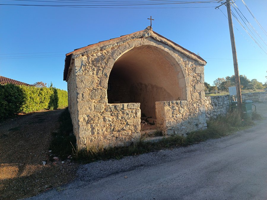 File:Artignosc-sur-Verdon - Chapelle de la Sainte-Trinité.jpg