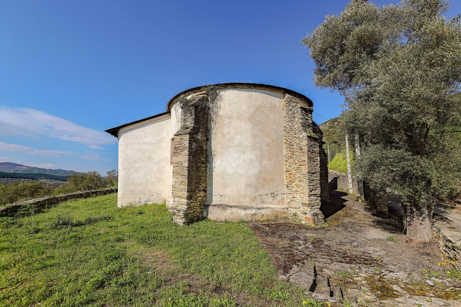 File:Iglesia de Nuestra Señora de la Asunción en San Juan de Paluezas ábsides traseros.jpg