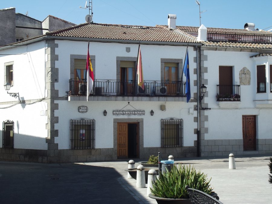 File:Casa consistorial de Navamorcuende.JPG