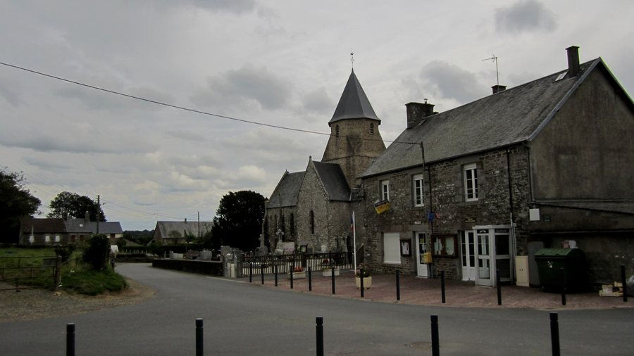 File:La Meurdraquière - Le bourg.JPG