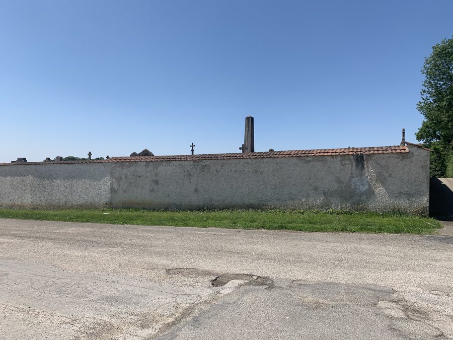 File:Mur du cimetière de Meximieux (Ain, France) en mai 2020.jpg