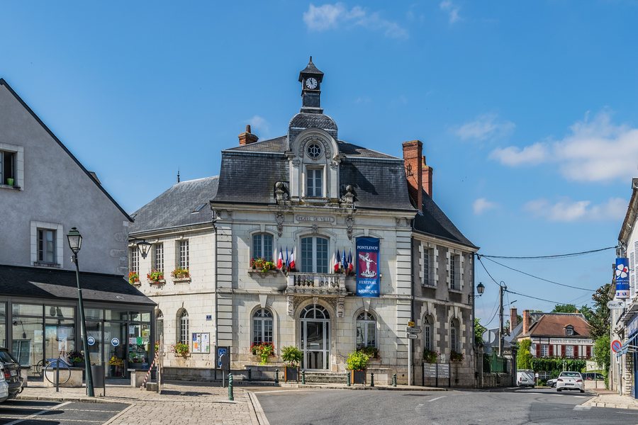 File:Town hall of Pontlevoy.jpg